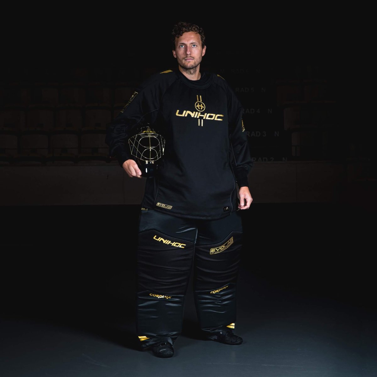 Unihoc Målvaktshjälm ALPHA PRIME Evolab Black/Gold - Bild 7