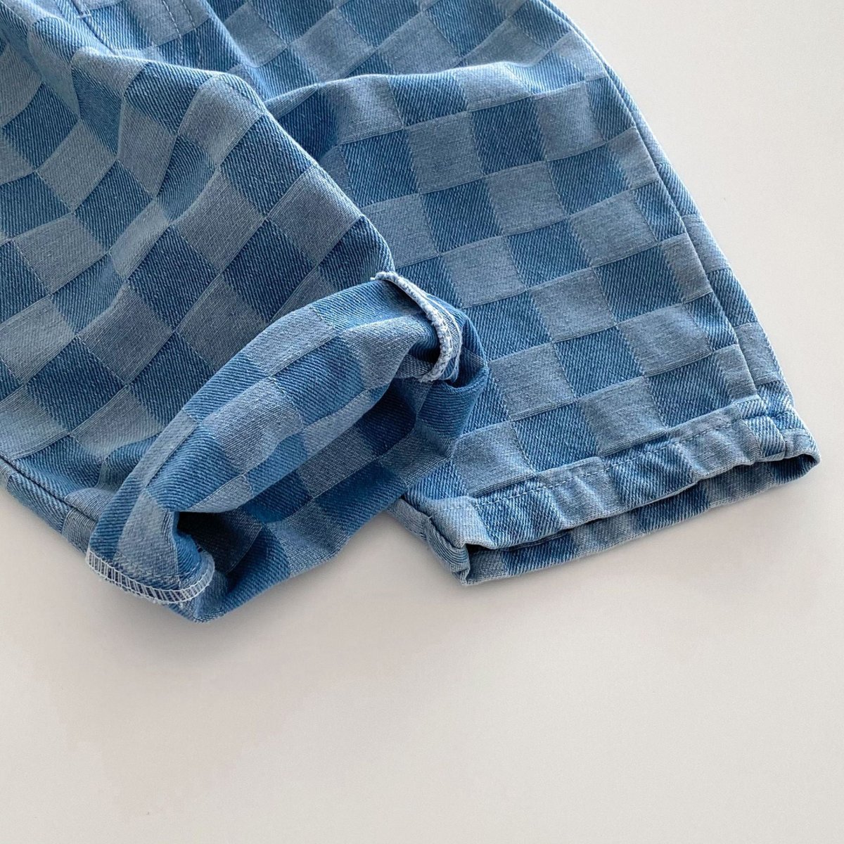 Livan Checker Denim – Stilren och bekväm jeansshorts för små äventyrare - Bild 5